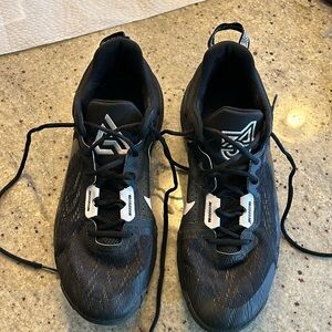 Nike Men’s Giannis Immortality Black basketball sneakers -size 10.5 good cond.